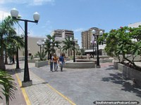 Plaza El Encuentro en Barquisimeto, ninguna escasez de luces. Venezuela, Sudamerica.