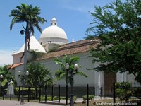 Cúpula, palmeira e monumento junto de Praça Bolivar em Barquisimeto. Venezuela, América do Sul.