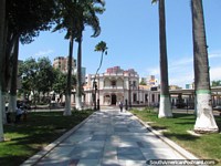 Versão maior do Uma casa histórica no canto de Praça Bolivar, Barquisimeto.