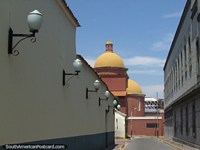 Versão maior do Lâmpadas de rua, cúpulas e linhas em uma rua de Barquisimeto.