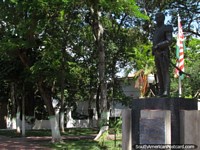 Versão maior do Estátua do general Jacinto Lara em Barquisimeto, o estado chama-se como ele.