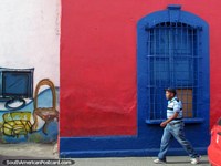 Fachada rosa e azul de um velho edifïcio em Acarigua. Venezuela, América do Sul.