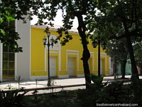 Um edifïcio histórico amarelo ao lado de Praça Bolivar em Barinas. Venezuela, América do Sul.