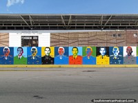 Versão maior do Mural espetacular de Hugo Chavez durante os seus dias mais jovens do lado de fora do Museu Llano em Barinas.