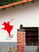 Bust and bicentennial logo at a school in San Isidro de Apartaderos.