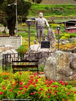 Una estatua de piedra de Jose Claudio Perez Rivas (1928-1999) en una plaza en Biguznos/Pedregal.