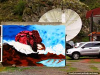 Pintura mural enorme de un pavo delante de un satélite en Biguznos/Pedregal.