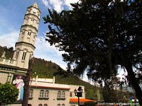 O campanário de igreja e sequóia em Timotes. Venezuela, América do Sul.