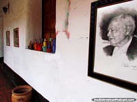 Pintura de um velho homem e garrafas coloridas em Timotes casa cultural. Venezuela, América do Sul.
