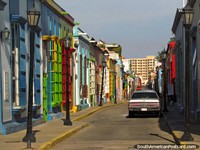 Rua Carabobo colorida em Maracaibo, um arco-íris de cores. Venezuela, América do Sul.