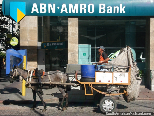 Contemplar roubo do banco em cavalo e carreta possivelmente? Montevidéo. (640x480px). Uruguai, América do Sul.