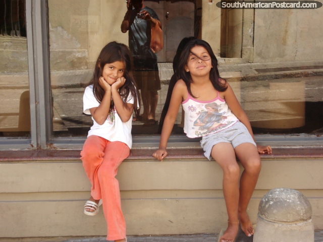 2 meninas põem para um quadro em Montevidéo a velha cidade. (640x480px). Uruguai, América do Sul.