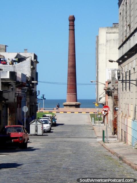 Monumento del pilar por el mar en Montevideo. (480x640px). Uruguay, Sudamerica.