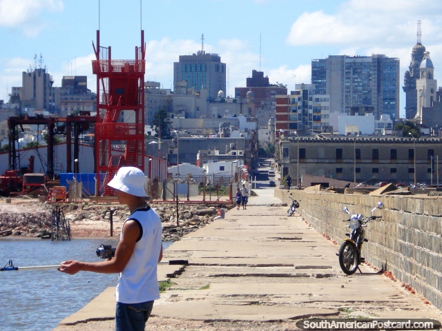 Fora no pilar de ponte em Montevidéo que rememora em direção as velhas e novas cidades. O pilar de ponte é várias km de longitude! (640x480px). Uruguai, América do Sul.
