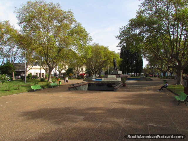 O espaço aberto de Praça Constitucion, praça pública principal em Paysandu. (640x480px). Uruguai, América do Sul.