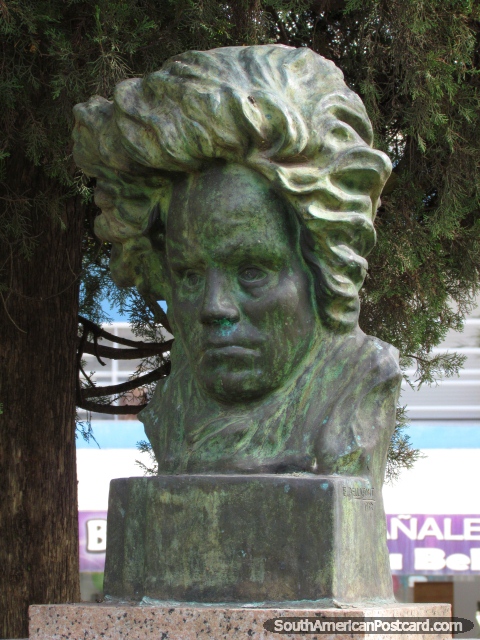 Monumento a Adolfo Piaggio, diretor de música, Paysandu. (480x640px). Uruguai, América do Sul.