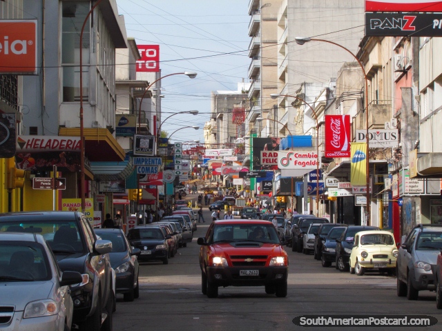 A Mdia de rua principal de Paysandu 18 de Julio conduz abaixo ao porto. (640x480px). Uruguai, Amrica do Sul.