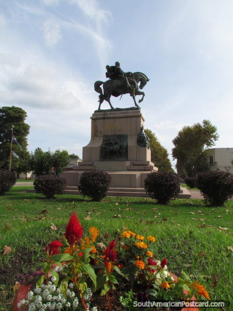 Plaza Artigas - monumento y flores coloreadas en Paysandu. (480x640px). Uruguay, Sudamerica.