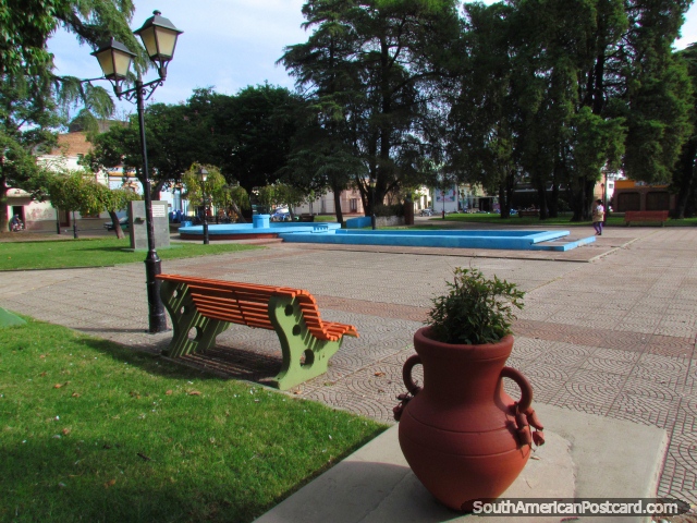 Vaso de plantas, assento de banco, lmpada e fonte em Praa Artigas em Paysandu. (640x480px). Uruguai, Amrica do Sul.