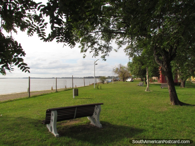 El parque cubierto de hierba en el puerto de Paysand que pasa por alto el Ro de Uruguay. (640x480px). Uruguay, Sudamerica.