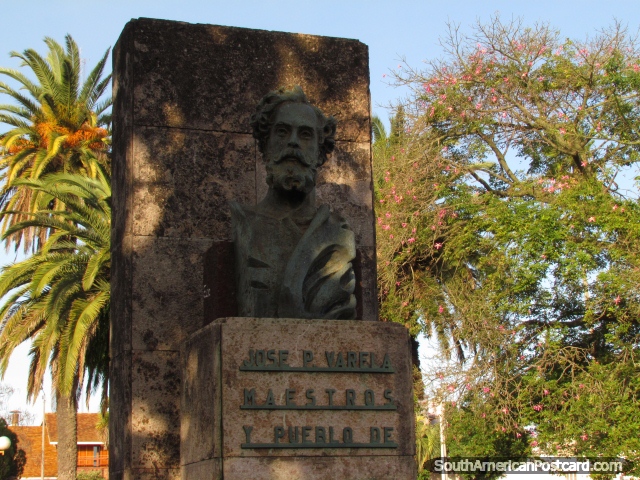 Monumento y rboles en Plaza Jose Pedro Varela en Paysand. (640x480px). Uruguay, Sudamerica.