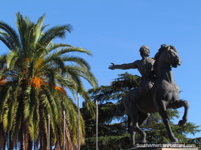 Asencio a caballo, monumento en Plaza Independencia en Mercedes. (640x480px). Uruguay, Sudamerica.
