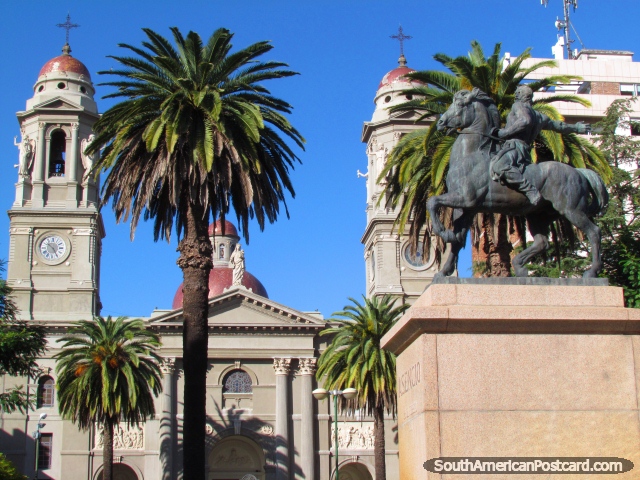 Catedral, monumento y palmeras en Plaza Independencia en Mercedes. (640x480px). Uruguay, Sudamerica.