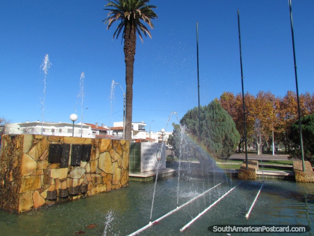 Parque hermoso y fuente en Plaza Paraguay en Mercedes. (640x480px). Uruguay, Sudamerica.