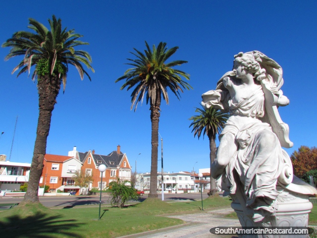Pieza de arte y palmeras en parque cerca del ro en Mercedes. (640x480px). Uruguay, Sudamerica.