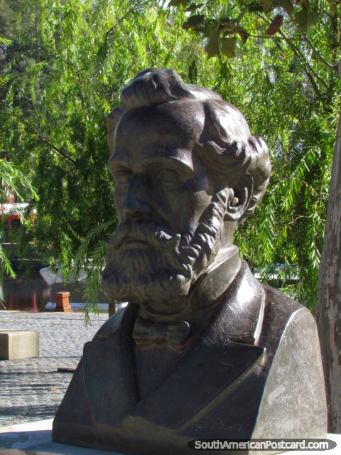 Jose Pedro Varela (1845-1879) monumento en Mercedes, un socilogo Uruguayo. (480x640px). Uruguay, Sudamerica.