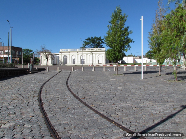 La vieja pista ferroviaria corre al puerto en Mercedes. (640x480px). Uruguay, Sudamerica.