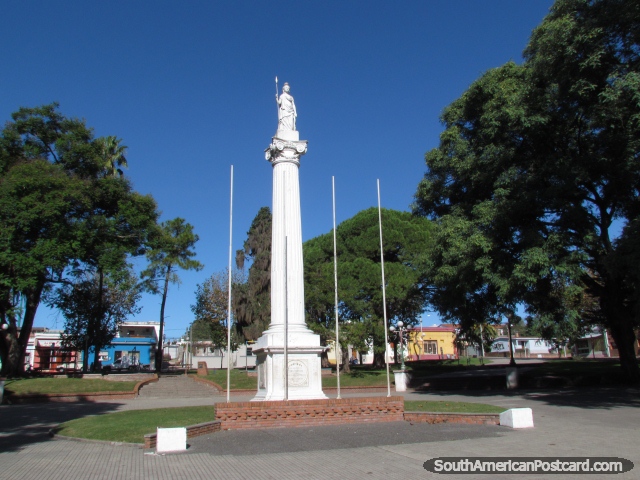 Plaza Rivera en el sol y una columna blanca, monumento en Mercedes. (640x480px). Uruguay, Sudamerica.