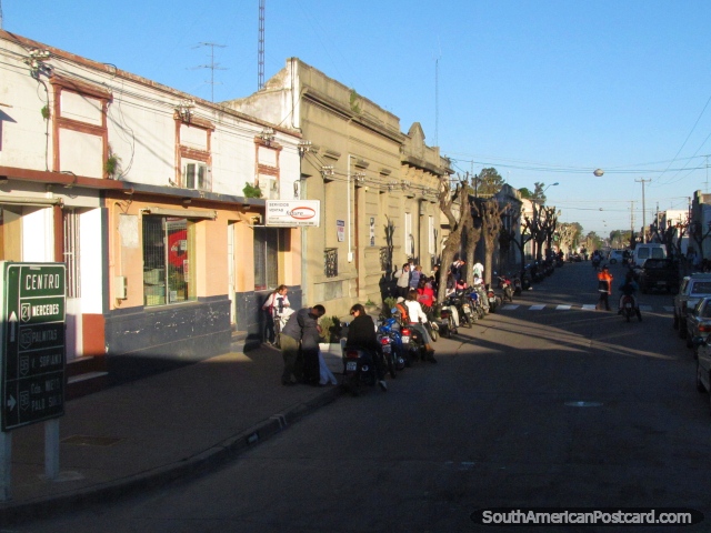 Rua no centro de Dolores. (640x480px). Uruguai, América do Sul.