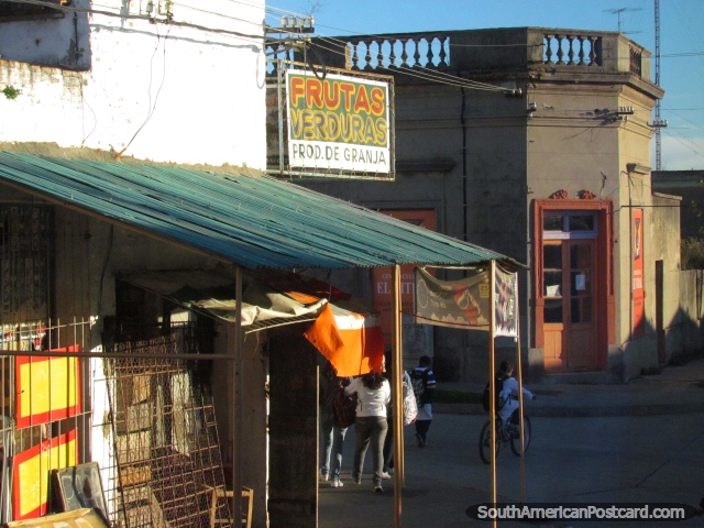 Loja e velhos edifïcios em arrabaldes de Dolores. (640x480px). Uruguai, América do Sul.