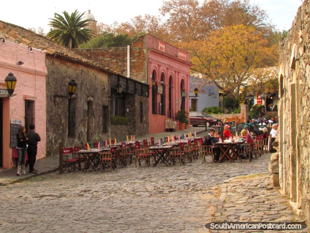 Restaurante con mesas en los adoquines, Colonia área histórica. (640x480px). Uruguay, Sudamerica.