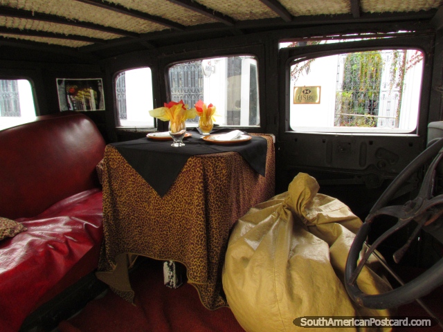 Coma el almuerzo dentro de un coche antiguo en el área histórica de la Colonia. (640x480px). Uruguay, Sudamerica.
