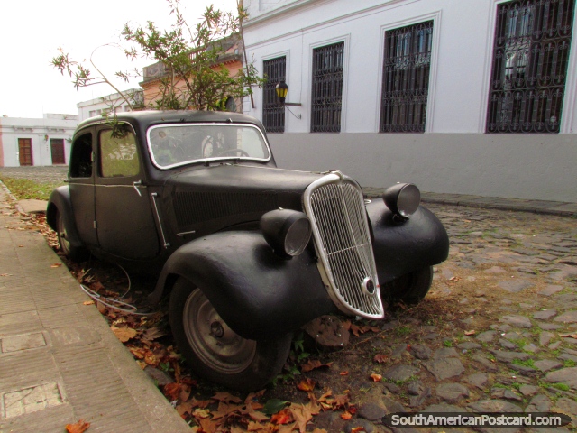 Carro velho com jardim que cresce fora do telhado em Colonia do Sacramento. (640x480px). Uruguai, América do Sul.