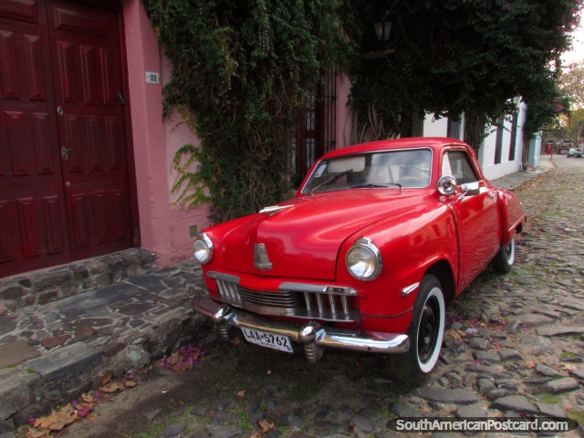 Um carro clássico em vermelho na rua de pedra arredondada em Colonia do Sacramento. (640x480px). Uruguai, América do Sul.