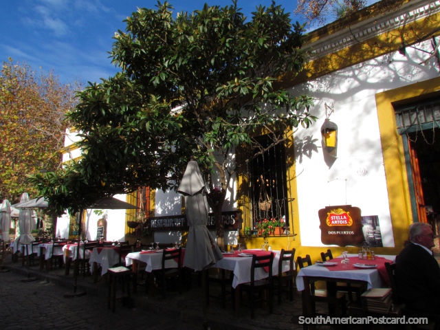 Uno de muchos restaurantes agradables en la vecindad histrica de Colonia del Sacramento. (640x480px). Uruguay, Sudamerica.