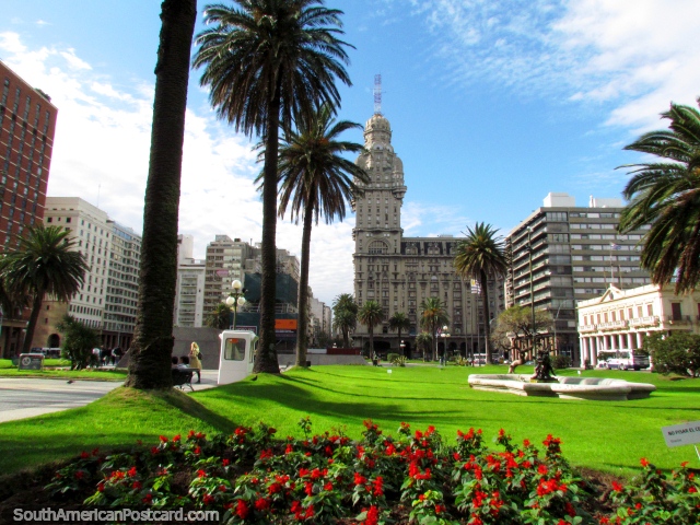 Plaza Independencia y Palacio Salvo, jardines de flores rojos, Montevideo. (640x480px). Uruguay, Sudamerica.
