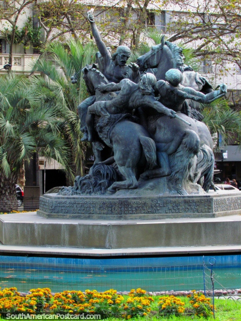Escultura de El Entrevero e fonte em Praça Fabini em Montevidéo. (480x640px). Uruguai, América do Sul.