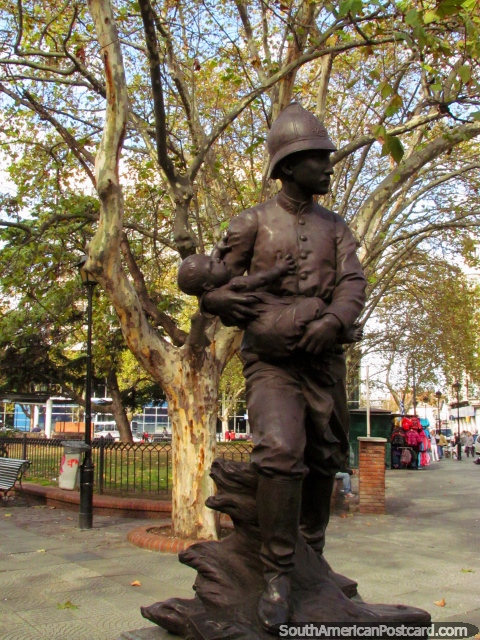 Monumento al Bombero en Plaza de los 33 en Montevideo. (480x640px). Uruguay, Sudamerica.