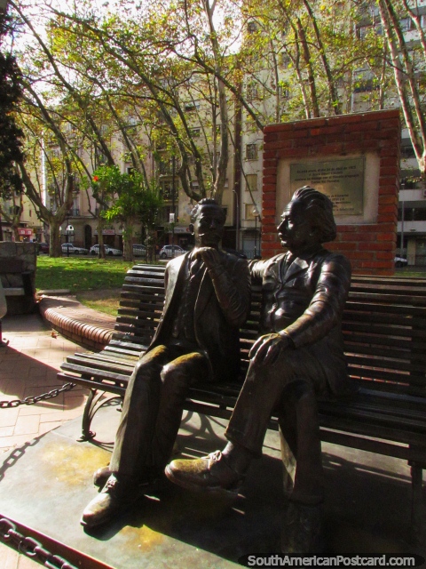 Albert Einstein y Carlos Vaz Ferreira se sientan en la Plaza de los 33 en Montevideo. (480x640px). Uruguay, Sudamerica.