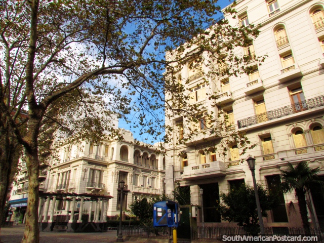 Edificios histricos alrededor de Plaza de Cagancha (1836), un parque agradable para sentarse en Montevideo. (640x480px). Uruguay, Sudamerica.