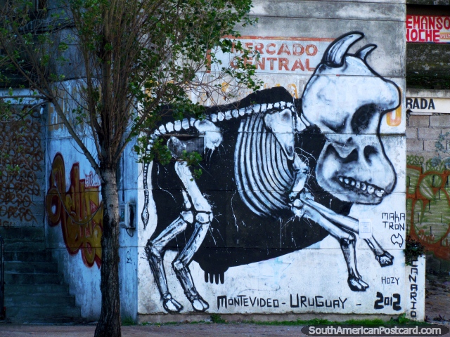 Arte de grafite de esqueleto de vaca no lado do sul de pilar de ponte de Montevido. (640x480px). Uruguai, Amrica do Sul.