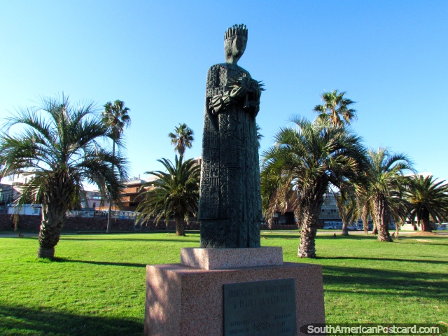 Isabel la Catolica, la Reina de Portugal, estatua en un parque de Montevideo. (640x480px). Uruguay, Sudamerica.