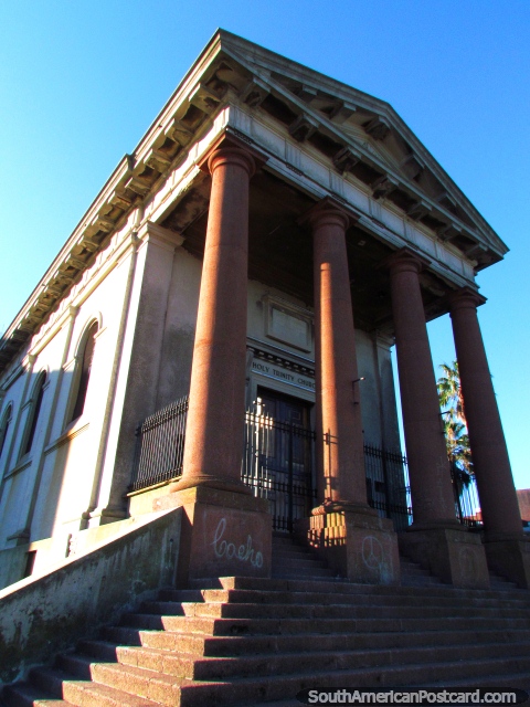 La iglesia de la Trinidad santa tiene 4 grandes columnas, Montevideo. (480x640px). Uruguay, Sudamerica.