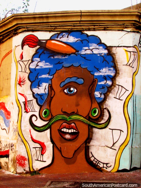 Cabelo azul, um olho, bigode verde, pele marrom - arte de grafite, Montevido. (480x640px). Uruguai, Amrica do Sul.