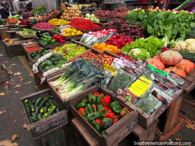 Verduras frescas em mercados de a Feira Tristan Narvaja em Montevido. (640x480px). Uruguai, Amrica do Sul.