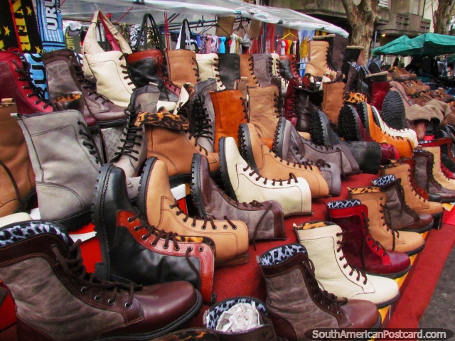 Botas de tornozelo bonitas de venda em mercados de a Feira Tristan Narvaja em Montevido. (640x480px). Uruguai, Amrica do Sul.
